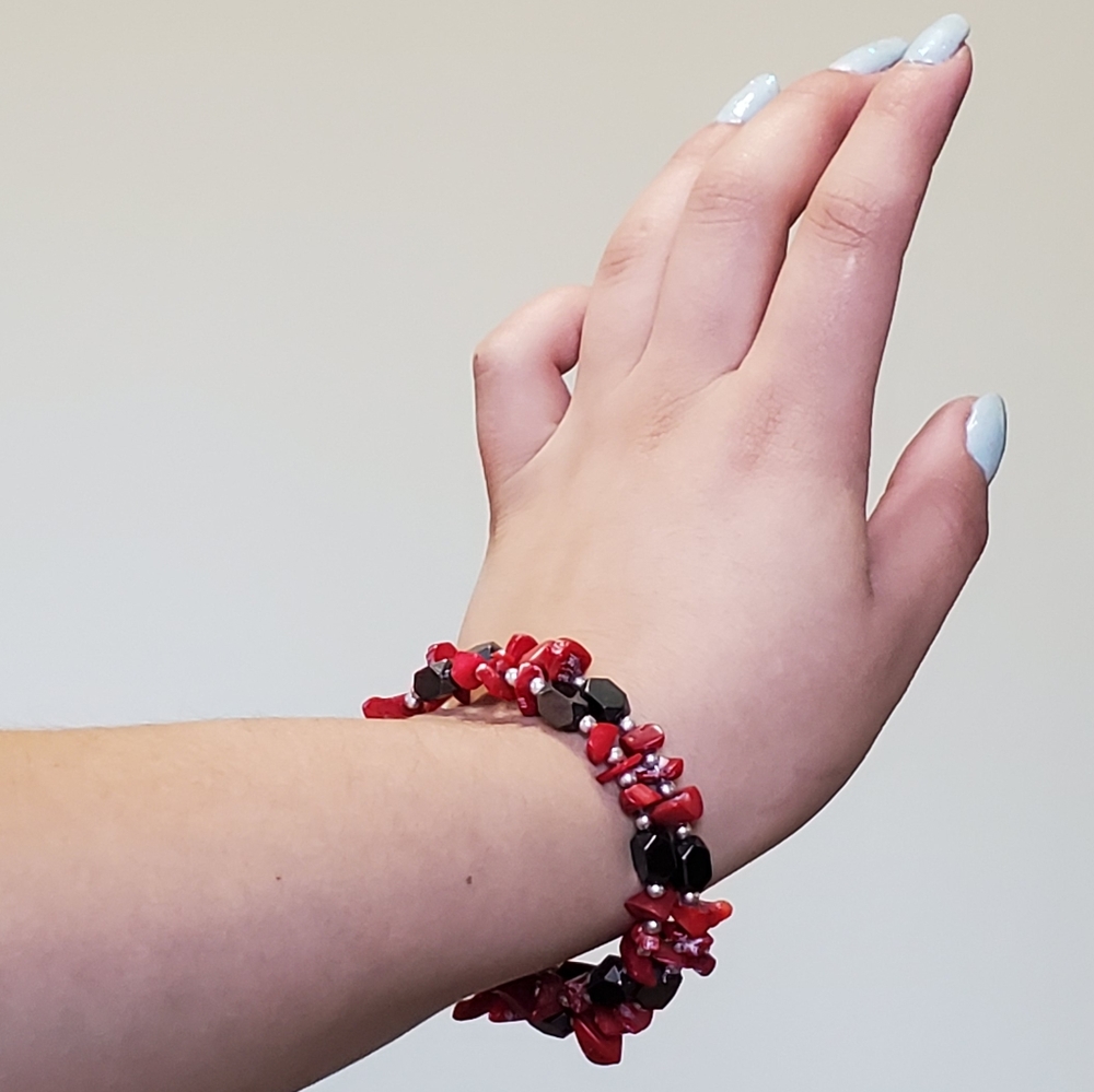 Black & Red Beaded Bracelet ⭐️